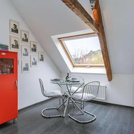 Huswell - Cozy Retro In The Heart Of